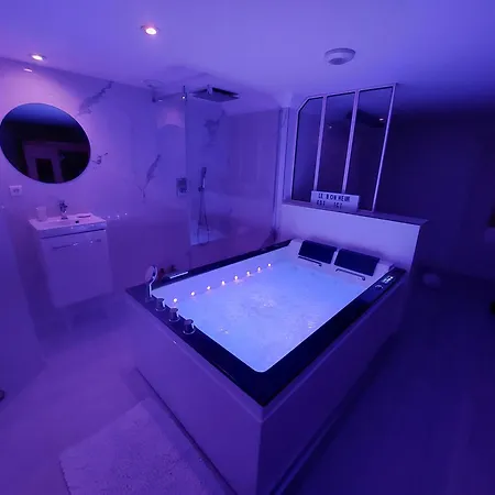 Suite luxe love room jacuzzi spa coeur de Maine Angers Extérieur photo