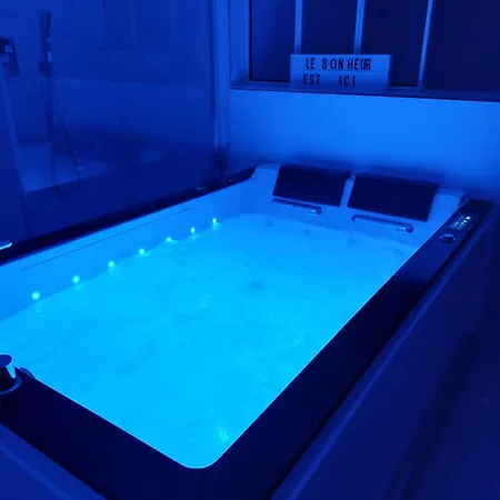Suite luxe love room jacuzzi spa coeur de Maine Angers Extérieur photo