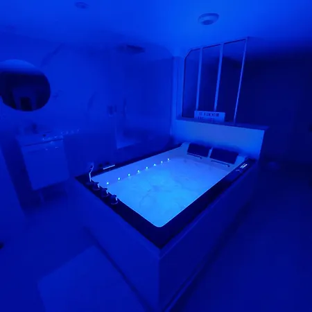 Suite luxe love room jacuzzi spa coeur de Maine Angers Chambre photo